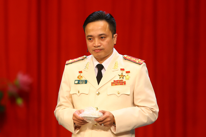 Với thành tích trong công tác giữ gìn an ninh chính trị, trật tự, an toàn xã hội, góp phần vào sự nghiệp xây dựng chủ nghĩa xã hội và bảo vệ Tổ quốc, sau chiến dịch tấn công, xóa sổ hai điểm nóng ma túy ở xã Lóng Luông, huyện Vân Hồ, tỉnh Sơn La, đại Mai Hoàng đã được Chủ tịch nước tặng thưởng Huân chương Quân công hạng Ba vào năm 2019.