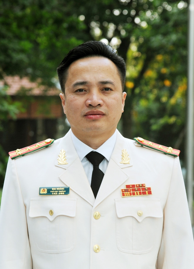 Đại tá Mai Hoàng (sinh năm 1979, quê Hưng Yên). Từ năm 2012/2020, Đại tá Mai Hoàng giữ nhiều chức vụ tại Công an tỉnh Sơn La như: Đội trưởng Đội Cảnh sát điều tra tội phạm về ma túy Công an huyện Mộc Châu, Phó trưởng Công an huyện Vân Hồ, Phó trưởng Phòng Cảnh sát hình sự, Trưởng Công an huyện Mộc Châu. Tháng 4/2020, Đại tá Mai Hoàng được điều động làm Phó Cục trưởng Cục Cảnh sát hình sự, Bộ Công an. Đặc biệt, năm 2020, ông được phong tặng danh hiệu Anh hùng Lực lượng vũ trang nhân dân vì có thành tích trong đấu tranh phòng, chống ma tuý.