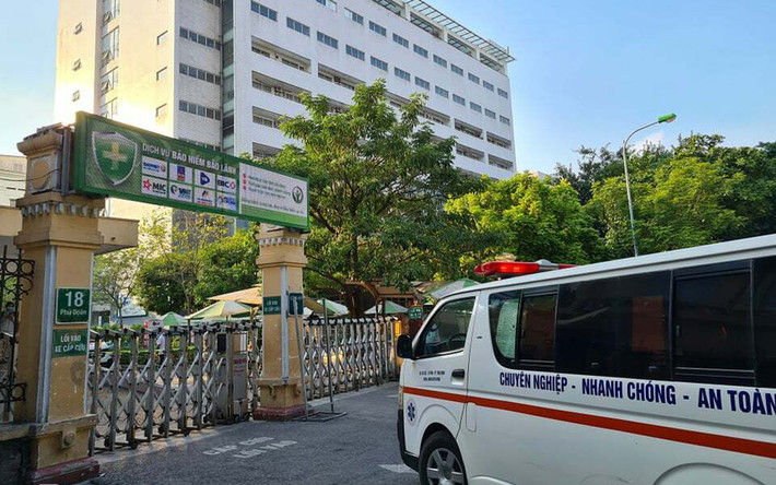 Người nhà cho biết, tối cùng ngày, cháu bị ngã khi đang cầm dao trong nhà bếp nên gây ra thương tích như trên. Do tình trạng quá nặng, Bệnh viện Đa khoa Hà Tĩnh đã cho chuyển bệnh nhân ra Bệnh viện Việt Đức (Hà Nội). Trên chuyến xe cấp cứu ấy, một bác sĩ thấy có nhiều điều đáng ngờ, nhất là cơ chế để hình thành nên vết thương của bệnh nhân. (Ảnh minh họa)