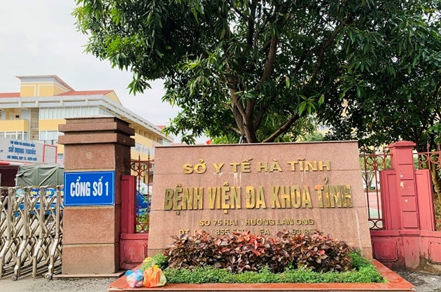 Theo hồ sơ vụ án, khoảng 20h ngày 12/4/2019, Bệnh viện Đa khoa tỉnh Hà Tĩnh tiếp nhận một trường hợp đến cấp cứu. Cháu bé tên Nguyễn Hữu T. (16 tuổi, trú tại huyện Cẩm Xuyên, Hà Tĩnh) bị một vết thương lớn trên vùng đầu, mặt. Chụp CT phát hiện nạn nhân tụ máu não, trên cơ thể có vài vết bầm tím. (Ảnh Báo Thanh tra)