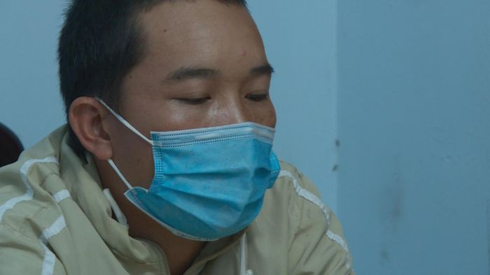 Gã đàn ông nhiều lần giao cấu với nữ sinh lớp 8: Trương Kiến Đoan (30 tuổi trú tại xã Ea Kao, TP Buôn Ma Thuột, Đắk Lắk) làm nghề thợ xây. Trong thời gian xây bờ kè hồ cho một gia đình ở cùng xã, Đoan làm quen và lấy Facebook kết bạn với con gái chủ nhà ( học sinh lớp 8) và có nhiều lần quan hệ tình dục với nữ sinh này. Ngày 5/1, Công an TP Buôn Ma Thuột cho biết đang tạm giữ Đoan để điều tra, làm rõ.