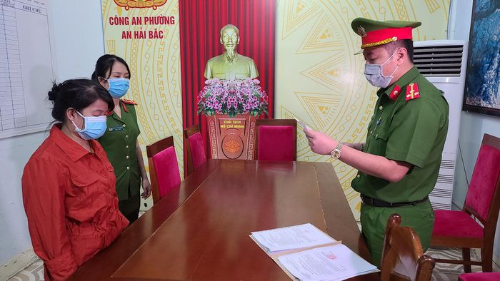 Bảo mẫu làm giả sổ đỏ vay gần 1,4 tỷ đồng: Sau khi lên mạng đặt mua nhiều sổ đỏ giả, Đoàn Thị Kim Thanh (35 tuổi, ngụ phường An Hải Bắc, quận Sơn Trà, Đà Nẵng là bảo mẫu 1 nhóm lớp giữ trẻ) đã mang đi cầm cố, lừa đảo nhiều người chiếm đoạt với tổng số tiền gần 1,4 tỷ đồng. Ngày 5/1, Công an quận Sơn Trà cho biết đã bắt tạm giam Thanh để điều tra, làm rõ.