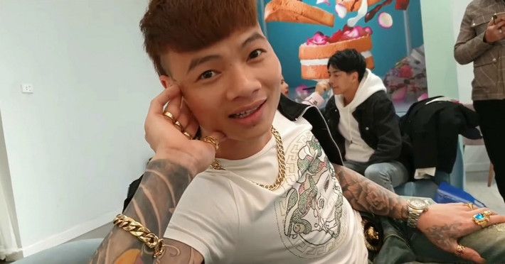 Đáng chú ý, những clip của Khá "Bảnh" có nội dung cổ vũ kích động những hành động vi phạm pháp luật, cổ vũ hành vi bạo lực như: Khá "Bảnh" tung clip đập nát xe máy 70 triệu đồng, châm lửa đốt để đổi lấy xe điện, tuyên truyền hành vi tiêu cực cho giới trẻ; clip cùng nhóm bạn dàn hàng ngang trên đường cao tốc…