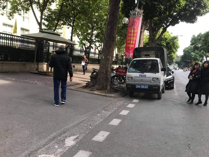 Chiều cùng ngày, một lãnh đạo phường Phan Chu Trinh, quận Hoàn Kiếm xác nhận thông tin và cho biết, ngay sau khi xảy ra sự việc, phía chính quyền phường đã phối hợp với Công an quận Hoàn Kiếm và các lực lượng chức năng khám nghiệm tử thi và hiện trường.