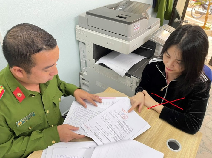 "Hot girl" giả danh nhân viên ngân hàng để lừa đảo: Lại Phương Thảo (SN 1990; trú quận Hải An, Hải Phòng) giả danh nhân viên ngân hàng, làm giả hồ sơ vay vốn để lấy tiền. Do quen biết bà Vũ Thị X. nên Thảo liên hệ và tư vấn mời vay vốn và bà X. đồng ý làm hồ sơ vay 20 tỷ đồng. Sau đó, bằng các giấy tờ giả chuẩn bị từ trước. Thảo đã tạo lòng tin để bà X đưa hơn 800 triệu đồng cho đối tượng. Số tiền này Thảo sử dụng chi tiêu cá nhân và trả nợ. Đầu tháng 11/2022, Công an quận Đồ Sơn đã tạm giữ hình sự đối với Lại Phương Thảo.