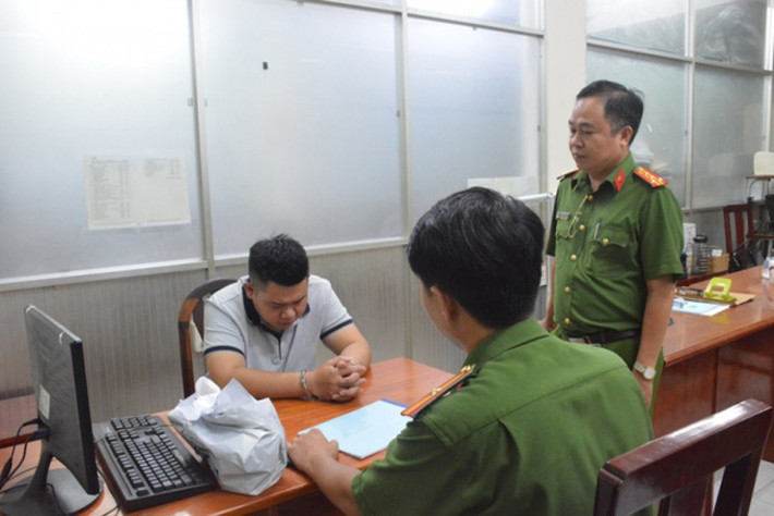 Thuê người giả danh nhân viên ngân hàng để lừa tiền tỷ: Cuối tháng 9/2022, Công an quận Tân Phú, TP HCM đã triệt phá đường dây mạo danh ngân hàng để lừa đảo chiếm đoạt tài sản.. Nhóm đối tượng đã thuê hẳn một ngôi nhà 3 tầng tại đường Trần Quang Quá, phường Hiệp Tân, quận Tân Phú để làm trụ sở; thuê 82 người làm việc. Nhóm người này tự xưng là nhân viên ngân hàng với nhiệm vụ gọi điện cho các "con mồi" theo danh sách được đối tượng cầm đầu mua trên mạng giao cho. Nếu khách hàng đồng ý vay, nhóm sẽ lấy thông tin khách rồi chuyển lại đối tượng cầm đầu để làm giả hồ sơ đồng ý cho vay vốn với lãi suất 0 đồng mà chỉ cần đóng phí bảo hiểm khoản vay từ 1,7- hơn 3 triệu đồng rồi “bặt vô âm tín”.