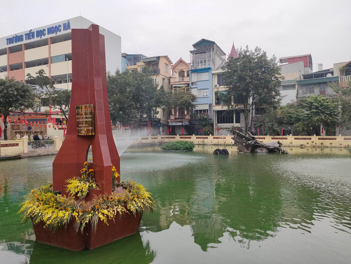 Sau hơn 1 năm cải tạo hồ Hữu Tiệp (Hà Nội), phần sót lại của "pháo đài bay" B-52 sau 50 năm được giữ nguyên vị trí. Đây là biểu tượng chiến thắng của quân và nhân dân Thủ đô trong chiến thắng “Hà Nội - Điện Biên Phủ trên không” 1972.