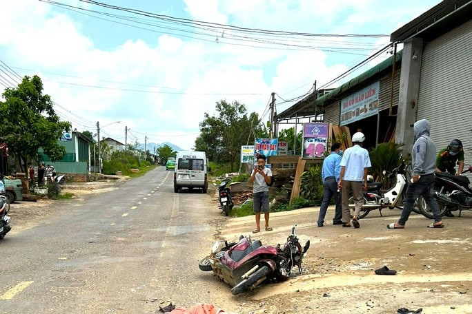 Ngã ra đường do phanh gấp, người phụ nữ bị xe cán tử vong: Trưa 18/4, chị N.T.M.L. (25 tuổi, ngụ tại xã Lộc Thành, Bảo Lâm, Lâm Đồng) điều khiển xe máy băng qua đường ở dốc Tha La (xã Lộc Thành) thì gặp xe ô tô khách loại 16 chỗ ngồi đang lưu thông theo chiều ngược lại. Phát hiện xe khách, nên chị L. phanh gấp và bị ngã ra đường. Lúc này, tài xế xe khách không kịp xử lý nên đã cán qua người làm chị L. tử vong.