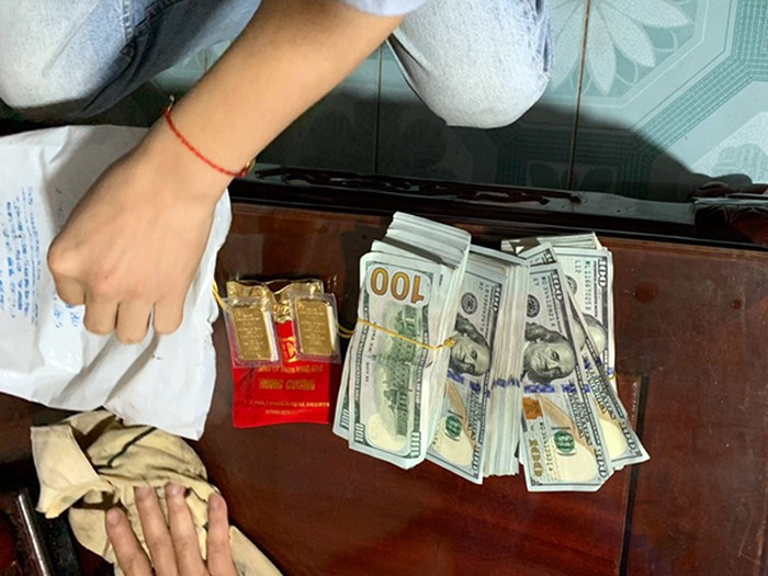 Cháu dâu cuỗm sạch vàng của bà nội chồng: Lợi dụng lúc vắng nhà, Huỳnh Thị Tuyết Loan (SN 1982, ở huyện Phụng Hiệp, tỉnh Hậu Giang) đã lục lọi, cuỗm sạch số nữ trang bằng vàng và số USD của bà nội chồng tên T.T.V. (SN 1939, trú cùng huyện) rồi đem đi cất giấu. Ngày 18/4, Công an huyện Phụng Hiệp cho biết đã khởi tố, bắt tạm giam Loan. (Ảnh minh họa)