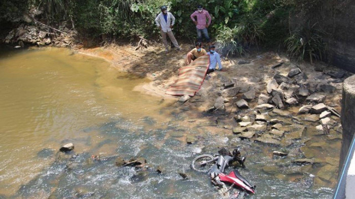 Người đàn ông tử vong bên cạnh chiếc xe máy dưới suối: Ngày 18/4, tại vị trí cầu Tây Yên (thôn Phú Yên, xã Tam Đàn, huyện Phú Ninh), trong khi làm việc, công nhân thu gom rác thải ở địa phương này đã phát hiện người đàn ông tử vong cùng chiếc xe máy dưới suối Tây Yên. Nạn nhân được xác định là ông Nguyễn Đức H. (52 tuổi). Hiện, cơ quan chức năng đang điều tra, làm rõ.