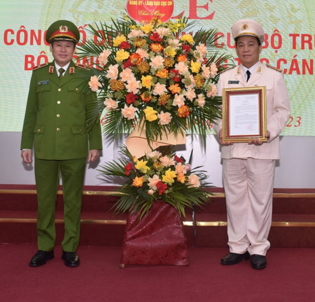 Tại buổi Lễ, Thiếu tướng Nguyễn Văn Viện - Cục trưởng C04 trao quyết định điều động đại tá Huỳnh Thới An - Phó Cục trưởng Cục Cảnh sát phòng cháy, chữa cháy và cứu nạn, cứu hộ đến nhận công tác và giữ chức vụ Phó Cục trưởng C04, kể từ ngày 6/2/2023.