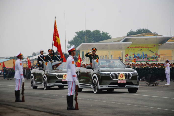Xe chỉ huy, biểu tượng của sự thống nhất, hiệp đồng chặt chẽ giữa các lực lượng vũ trang trong buổi lễ trọng đại.