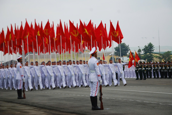 Khối Quốc kỳ và cờ Đảng, biểu tượng thiêng liêng của độc lập, tự do và con đường cách mạng Việt Nam. Đây là buổi tổng hợp luyện cuối cùng của các lực lượng tại Trung đoàn Không quân 935 trước khi hội quân hợp luyện trên đường Lê Duẩn (quận 1, TPHCM) vào tối ngày 18/4.