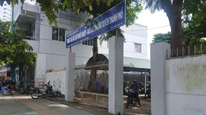 4. Tạm đình chỉ 4 nữ sinh đánh nhau ở Bến Tre: Ngày 29/9, Trung tâm giáo dục thường xuyên TP Bến Tre (tỉnh Bến Tre) quyết định đình chỉ học tập đối với 4 nữ sinh do có liên quan đến clip đánh nhau bị phát tán trên mạng. Nữ sinh bị đánh tên N học lớp 10A3, một em tên V và hai bạn nữ khác học lớp 10A6 tham gia đánh bạn là N. Sự việc diễn ra nhanh nên nhà trường không kịp can ngăn.
