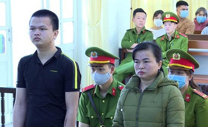 5. Dùng súng bắn chết chồng, 2 mẹ con lĩnh án: Ngày 29/9, TAND tỉnh Lâm Đồng đã tuyên phạt bị cáo là Nguyễn Thị Nga (SN 1973) 20 năm tù và Phạm Phi Trường (SN 2001, con trai của Nga; đều ngụ huyện Đạ Tẻh, tỉnh Lâm Đồng) 16 năm tù về tội “Giết người”. Theo bản cáo trạng, lo sợ chồng là ông P.V.D. (SN 1964) phát hiện việc mình rút tiền tiết kiệm để tiêu xài cá nhân, đối tượng đã bàn bạc với con trai sát hại nạn nhân.