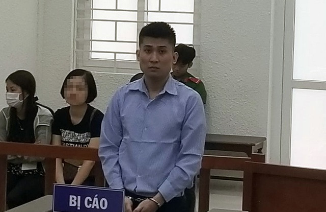 7. Cựu công an mang thẻ ngành giả đi lừa đảo: Ngày 29/9, TAND Hà Nội tuyên phạt Nguyễn Thành Đạt (cựu cán bộ Phòng An ninh đối ngoại Công an Hà Nội) 10 năm tù về các tội Lừa đảo chiếm đoạt tài sản và Làm giả con dấu, tài liệu của cơ quan tổ chức. Bằng thủ đoạn thuê người làm giả chứng minh công an nhân dân, bằng lái xe và giấy tờ tùy thân để lừa đảo Đạt đã chiếm đoạt hơn 900 triệu đồng.