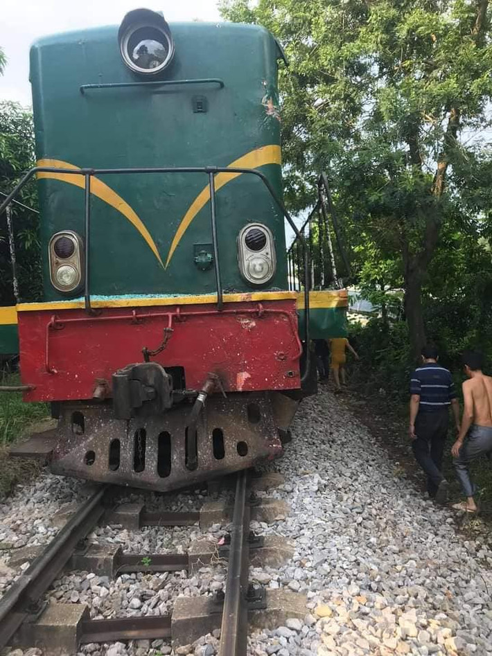 Ngay sau khi nhận được tin báo, lực lượng chức năng quận Nam Từ Liêm có mặt tại hiện trường cùng người dân đưa những người trong xe ô tô ra ngoài đồng thời xử lý vụ việc.