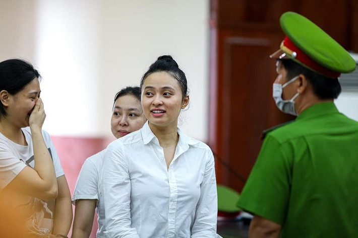 Đối với Ngọc, ăn năn hối cải, hai con nhỏ, phạm tội giúp sức nhưng án sơ thẩm đã tuyên phù hợp nên không giảm nhẹ nữa.