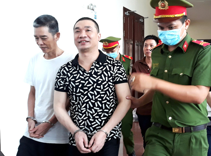 Chiều 28/4, sau một ngày xét xử, TAND Cấp cao tại TP.HCM đã tuyên án vụ Văn Kính Dương và các đồng phạm về loạt tội sản xuất, buôn bán, tàng trữ trái phép chất ma túy; lừa đảo chiếm đoạt tài sản; trốn khỏi nơi giam giữ; làm giả con dấu, tài liệu của cơ quan, tổ chức.