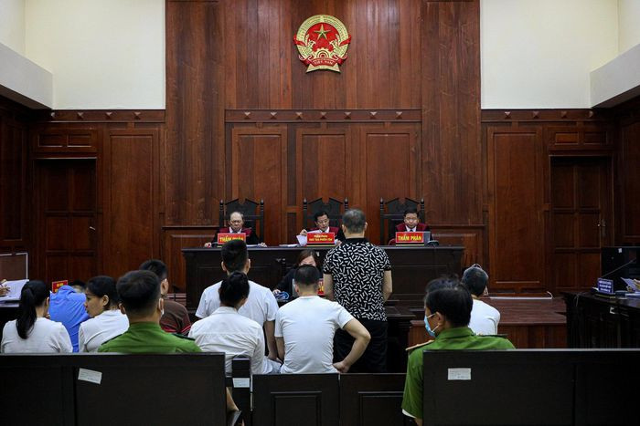 Nói lời sau cùng, Văn Kính Dương mong tòa xem xét tội danh cho bị cáo Lê Hương Giang. Ngọc Miu (bạn gái Văn Kính Dương) cùng các bị cáo còn lại mong HĐXX giảm nhẹ hình phạt để sớm trở về với gia đình.
