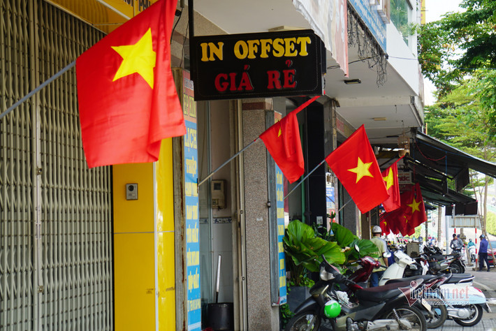 Người dân tại đường Điện Biên Phủ treo cờ Tổ quốc trước nhà để kỷ niệm những tháng ngày lịch sử của dân tộc.