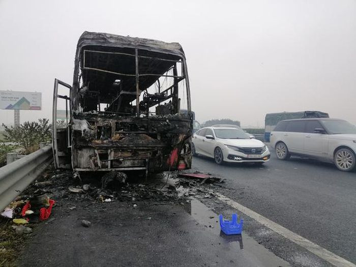 Chiều 17/2, một xe ô tô giường nằm 42 chỗ khi đang lưu thông trên đường cao tốc Pháp Vân - Cầu Giẽ thì bất ngờ bốc cháy.