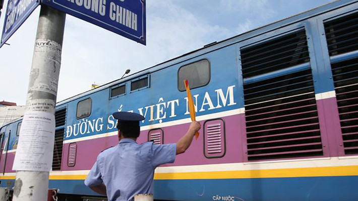 Cuối tháng 12/1992, khi đi qua trạm gác chắn đường sắt đoạn ngã ba Yên Lý (xã Diễn Yên, huyện Diễn Châu), Sơn bị nhân viên đường sắt chặn lại không cho đi vì tàu sắp đến. Chuyện chỉ có thế nhưng gã giang hồ với bản tính hung hãn đã rút kiếm “tẩn” cho nhân viên nhập viện. Ra tù, vào tội cũng chỉ vì bản tính thích là chém, "ngứa mắt" là đánh, "sổ đen" của công an ghi tên Thế Sơn được liệt vào tốp trên. (Ảnh minh hoạ)