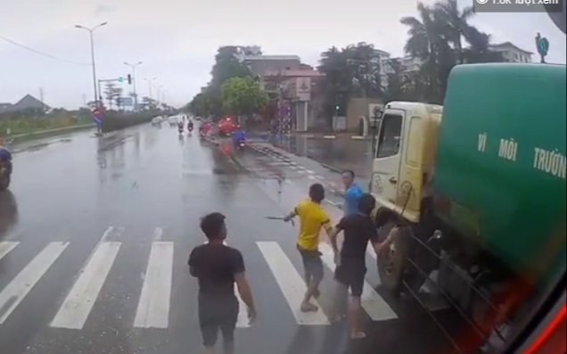 Tài xế nào chống đối thì khỏi phải nói, làm ăn luôn bị nhóm anh quấy phá. Dần các xe "đi vào khuôn khổ", "phí" chi đều đặn hàng tháng nên tiền nong đối với anh là không thiếu. Kiếm tiền dễ dàng bằng "luật rừng", gã giang hồ lún sâu vào con đường hút chích, nghiện ngập nặng, lần lượt 2 người vợ đến với anh rồi ra đi. (Ảnh minh hoạ)