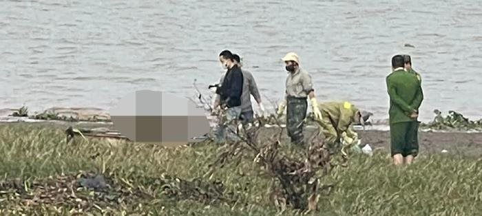 Danh tính thi thể người đàn ông bị cột vào đá: Ngày 14/3, Công an TP Hải Phòng đã xác định được danh tính người đàn ông bị trói chân, tay buộc vào tảng đá thả trôi dạt khu vực biển cồn Xương Cá, xã Vinh Quang, huyện Tiên Lãng. Theo đó, người đàn ông bị thiệt mạng là ông Đ.V.H. (52 tuổi, trú tại xã Đoàn Xá, huyện Kiến Thụy, TP Hải Phòng). Ông H. mất liên lạc với gia đình từ ngày 6/3.