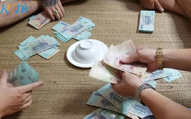 Cờ bạc là "bác thằng bần". Tuyên bán hết tài sản. Tuyên cắm xe máy đang đi. Tuyên lừa mẹ bán cả đôi bông tai – của hồi môn duy nhất của mẹ. Lợn mẹ nuôi chưa kịp xuất chuồng, Tuyên cũng bán. Uất ức, khổ đau, bất lực, mẹ gào lên: "Cả đời tôi ăn ở hiền lành. Sao tôi lại đẻ ra ma, ra quỷ thế này hả giời?". Cho đến một đêm, mẹ quỳ trước mặt Tuyên, van xin: "Tuyên ơi! Bố mẹ đẻ cố mãi mới được mày. Mày cứ ăn chơi đàng điếm, cờ bạc rượu chè, đánh đấm gây thù chuốc oán thế này, sớm muộn gì mày cũng bị người ta giết chết thôi. Cái nhà này thành tuyệt tự. Thôi! Mày không thương mẹ thì thương lấy bố mày. Chịu khó lấy vợ đẻ con để còn duy trì nòi giống". (Ảnh minh hoạ)