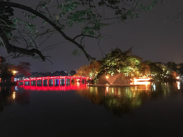 Đêm khuya, sau khi uống hết cả lít rượu, gặm hết cả con gà, Tuyên lượn ra bờ Hồ. Cứ thấy đôi trai gái nào ngồi tình tự, ôm ấp bên ghế đá là Tuyên ra cà khịa. Túm tóc kéo hai mái đầu ra hai bên, Tuyên ghé sát mặt đỏ phừng sặc mùi rượu vào từng người, quát: "Chúng mày hôn nhau thế mà không thấy thối mồm à?". Ai chống cự là Tuyên lẳng xuống hồ. Chân tay vẫn chưa hết ngứa ngáy, Tuyên mò đến những quán mát xa, cà phê đèn mờ quậy phá. (Ảnh minh hoạ)