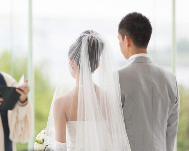 23 tuổi, Tuyên cưới vợ, một cô gái thôn quê chân chất ở làng bên. Mẹ và các chị gái góp tiền giúp Tuyên mở quán Karaoke, bi-a ở ngay giữa trung tâm làng. Nhưng cuộc sống gia đình ở chốn quê khiến Tuyên thấy ngột ngạt, tù túng, bức bí. Thế là để mặc vợ con cho mẹ già, Tuyên bỏ nhà đi bụi. Tuyên lang bạt xuống Hạ Long, rồi lên Móng Cái. Tuyên làm đủ nghề để sống. Từ buôn than thổ phỉ, chăn dắt gái mại dâm, bảo kê cho các quán nhậu, mở vũ trường… Vẫn thói ngang tàng, đến đâu, gặp kẻ nào vỗ ngực xưng tên là Tuyên nện. Tuyên không ngán đụng độ với cả những tay giang hồ khét tiếng Quảng Ninh. (Ảnh minh hoạ)