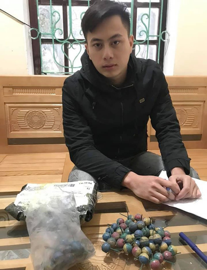 Giả công an chìm để chiếm đoạt pháo Tết: Chu Đại Nghĩa (21 tuổi, trú xã Cương Gián, huyện Nghi Xuân, tỉnh Hà Tĩnh) lên mạng xã hội đặt mua pháo lậu rồi khi nhân viên đến giao hàng thì Nghĩa giả danh “công an mật” để “tịch thu” chiếm đoạt số pháo trên. Hôm nay, Công an huyện Nghi Xuân đã bắt giữ Nghĩa để điều tra về hành vi mua bán pháo trái phép và giả danh công an để lừa đảo.