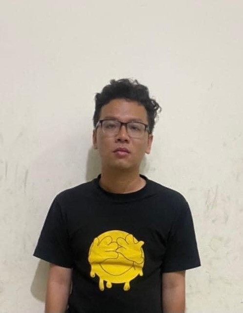 Nghe "thầy bói phán", cô gái trẻ bị lừa 2,2 tỷ đồng: Nguyễn Hoàng Minh (ngụ quận Bình Thạnh, TP HCM) đã tiếp cận được nhiều người nhẹ dạ cả tin, trong đó có N.T.N.H. (26 tuổi, trú TP Quy Nhơn, tỉnh Bình Định). Cụ thể, sau khi xem bói cho H., Minh "phán", sắp tới gia đình H. sẽ gặp "đại nạn". Để tránh được "đại nạn" này, H. phải "giải hạn" với các hình thức khác nhau, tùy vào số tiền bỏ ra. Tin lời Minh, đầu tháng 10 vừa qua, H. đã chuyển 2,2 tỷ đồng cho Minh để mua một bức tranh vẽ tay hình Đức Phật về "giải hạn" cho gia đình. Khi H. định chuyển thêm tiền cho Minh để tiếp tục "giải hạn" thì bị gia đình phát hiện. Ngày 3/11, Công an TP Quy Nhơn đang tạm giữ Minh để điều tra.
