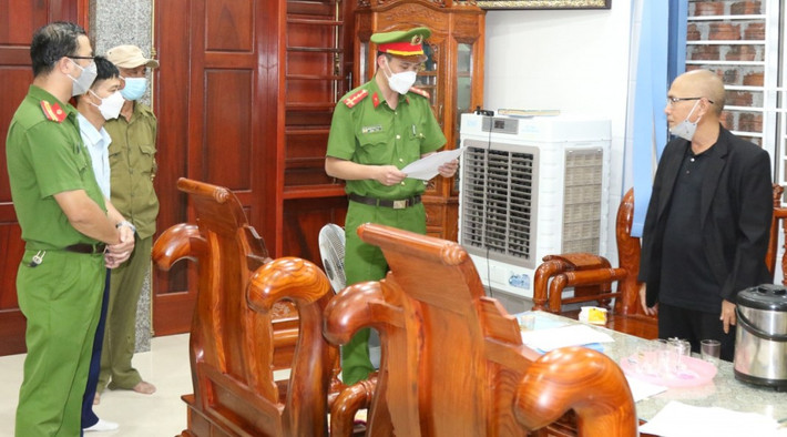Thầy bói chuyên 'nổ' để lừa đảo chiếm đoạt gần 5 tỷ đồng: Lợi dụng việc hành nghề thầy cúng, thầy bói, Nguyễn Hùng Quân (SN 1963, trú TP Đồng Hới, tỉnh Quảng Bình) đã đưa ra thông tin bản thân mình có nhiều mối quan hệ và có thể tác động để xin chuyển công tác, Quân đã lừa đảo của một người 450 triệu đồng. Chưa dừng lại ở đó, Nguyễn Hùng Quân còn tự “vẽ” ra dự án xây dựng nghĩa trang công viên Vĩnh Hằng, đề nghị nhiều người góp vốn đầu tư để sau này phân lô bán nền chia lợi nhuận. Với thủ đoạn này, Quân đã chiếm đoạt của nhiều người số tiền hơn 4,5 tỷ đồng. Ngày 7/4, Quân bị Công an tỉnh Quảng Bình bắt giữ.