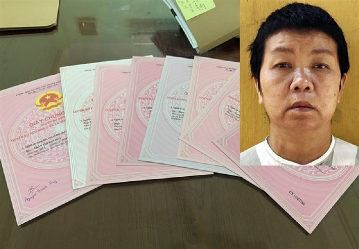 “Thầy bói” làm giả sổ đỏ lừa chiếm đoạt gần 500 triệu đồng: Thông qua việc bói toán, Trần Thị Kim Hoa (48 tuổi, trú huyện Phù Mỹ, Bình Định) biết được một số người tự ý lấn chiếm đất tại thôn Tân Phú có ý định làm giả sổ đỏ để được đền bù. Hoa tự nhận mình quen biết với rất nhiều người làm sổ đỏ ở Văn phòng đăng ký đất đai tỉnh Bình Định rồi làm giả sổ đỏ lừa đảo 600 triệu đồng của các bị hại. Ngày 17/5, Công an tỉnh Bình Định đã khởi tố bị can Hoa.