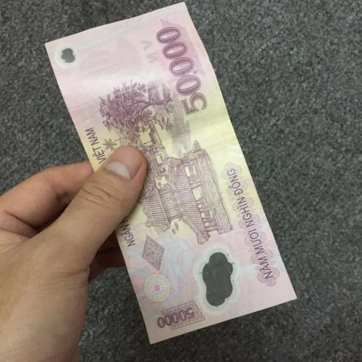Sau khi chuẩn bị được nguồn hàng, Nu đã liên lạc với số đối tượng nghiện nói trên hẹn thời điểm bán từ 7-9h sáng và chọn địa điểm giao ma túy là những nơi vắng vẻ như khu cổng phụ Trung tâm tế huyện, trong bếp nấu ăn cộng đồng hoặc khu nhà xác của bệnh viện. Giá bán là 50 ngàn đồng 1 tép heroin. (Ảnh minh họa, nguồn internet)