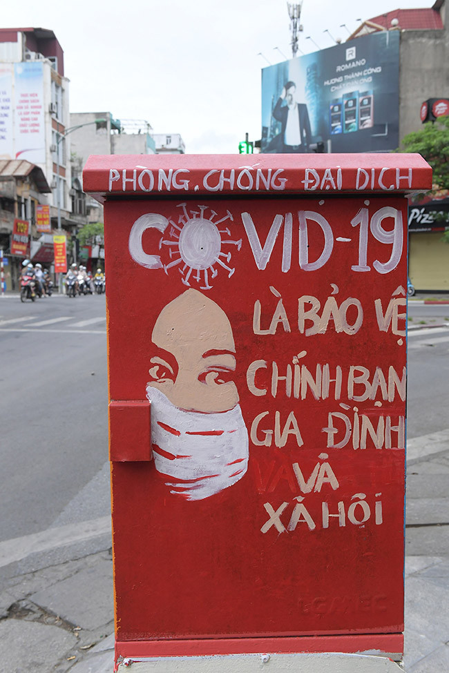 Những ngày gần đây, các bốt điện tại khu vực ngã tư Bạch Mai - Lê Thanh Nghị (quận Hai Bà Trưng, Hà Nội) được khoác lên mình những bức tranh cổ động về đội ngũ y bác sĩ với nội dung tuyên truyền đến người dân về công tác phòng chống dịch COVID-19.
