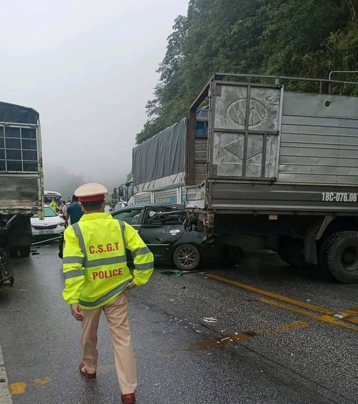 Hiện nguyên nhân vụ tai nạn liên hoàn trên quốc lộ khiến 9 xe bị hư hỏng đang được cơ quan chức năng điều tra, làm rõ.