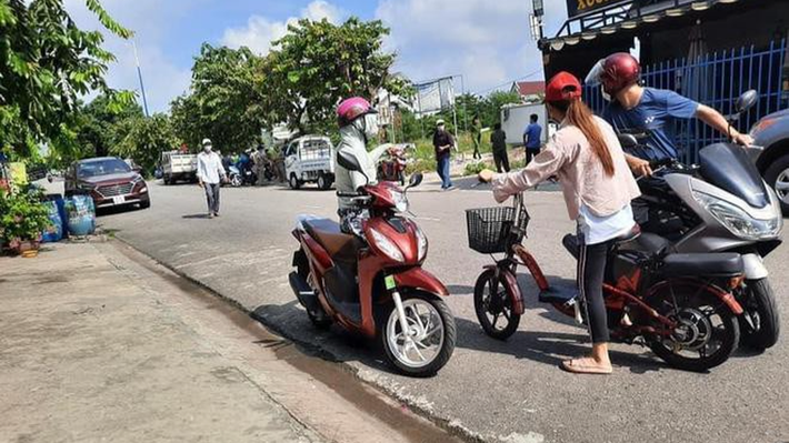 Người đàn ông tử vong bất thường trên thùng xe tải: Sáng 4/6 người dân đi ngang qua bãi đất trống trên đường D7 (khu công nghiệp Mỹ Phước 1, thị xã Bến Cát, tỉnh Bình Dương) thì phát hiện người đàn ông đã tử vong nằm trên thùng xe tải. Người dân cho hay, họ cũng thường xuyên thấy người đàn ông này ngủ trên nóc thùng xe.