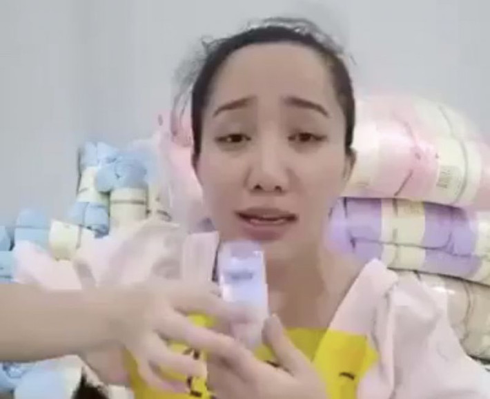 Bán nước hoa giả, vợ Lê Dương Bảo Lâm bị xử phạt: Ngày 4/6, Cục Quản lý thị trường Đồng Nai đã ra quyết định xử phạt vi phạm hành chính đối với cửa hàng Quỳnh Quỳnh (tại khu 13, xã Long Đức, huyện Long Thành, Đồng Nai). Số tiền xử phạt là 51,25 triệu đồng về hành vi bán hàng giả. Được biết cửa hàng này là của bà Tạ Thị Quỳnh Anh, vợ diễn viên Lê Dương Bảo Lâm. Sau khi bị phát hiện, xử phạt, cửa hàng của bà Quỳnh Anh cũng bị tạm dừng hoạt động 2 tháng.