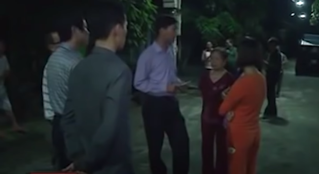 Theo hồ sơ vụ án, khoảng 20h30 ngày 23/12/2012, người dân ở tổ 17, phố Doãn Khuê, phường Phú Khánh, thành phố Thái Bình (Thái Bình) bàng hoàng khi nghe tiếng kêu khóc phát ra từ số nhà 05/14, ngách 9. Khi bà con chạy tới nơi đã chứng kiến một cảnh tượng kinh hoàng. 