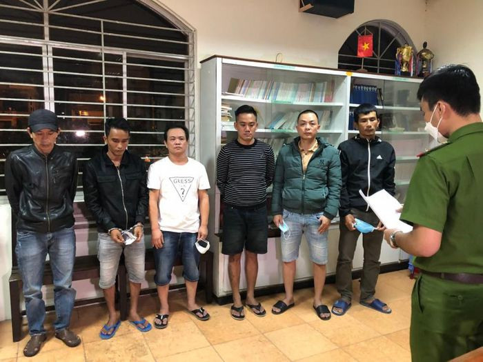30 con bạc sát phạt nhau trong hội trường khách sạn ven biển: Ngày 7/12, Công an quận Sơn Trà (Đà Nẵng) đang tạm giữ hình sự 10 nghi phạm trong đường dây tổ chức đánh bạc dưới hình thức xóc đĩa, bầu cua tại một khách sạn biển Đà Nẵng. Tại hiện trường, lực lượng chức năng phát hiện tang vật là hơn 55 triệu đồng và thu giữ trong người các con bạc gần 480 triệu đồng, 34 điện thoại di động...