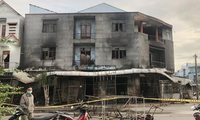 Hỏa hoạn khiến gia đình 4 người thiệt mạng: Đêm 7/12, tại cửa hàng kinh doanh quần áo của gia đình anh Nguyễn Duy Tân (37 tuổi) ở thị trấn Kiên Lương, Kiên Giang bị hoá hoạn. Sau khi xảy ra vụ cháy, lực lượng cứu hộ lao vào cứu nhưng khi tiếp cận được cả vợ chồng anh Nguyễn Duy Tân, chị Nguyễn Ngọc Yến (33 tuổi) và 2 con nhỏ sinh năm 2013, 2019 đã thiệt mạng.
