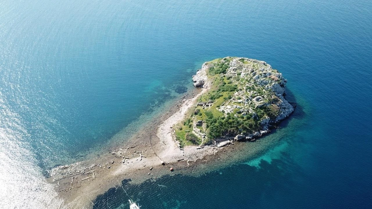 Mực nước biển rút xuống bất thường để lộ 'báu vật' 3.500 tuổi