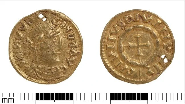 Người dò tìm kim loại phát hiện đồng tiền vàng cổ quý hiếm ở Anh