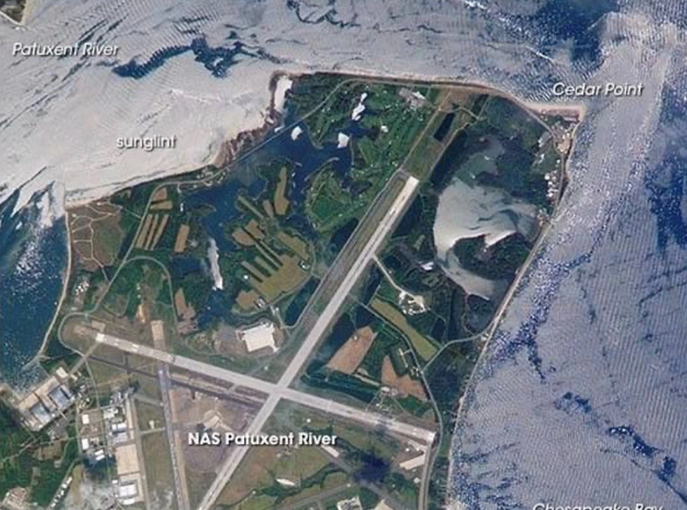 Xôn xao vật thể lạ nghi UFO xuất hiện tại căn cứ hải quân Mỹ