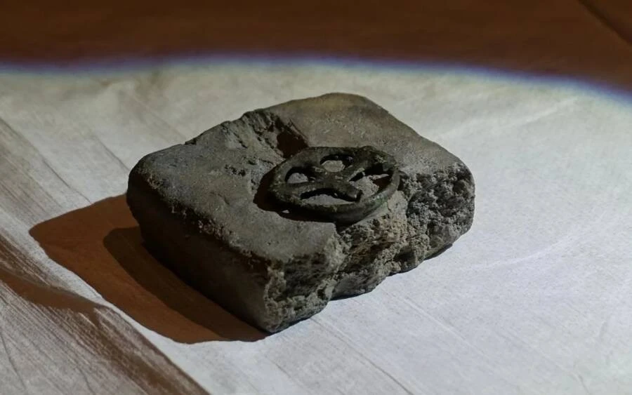 Phát hiện thánh giá 1.000 tuổi hình Chúa Jesus tại Đức