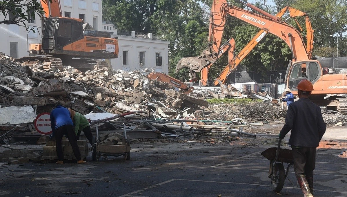 Cận cảnh phá dỡ công trình phía Đông hồ Hoàn Kiếm