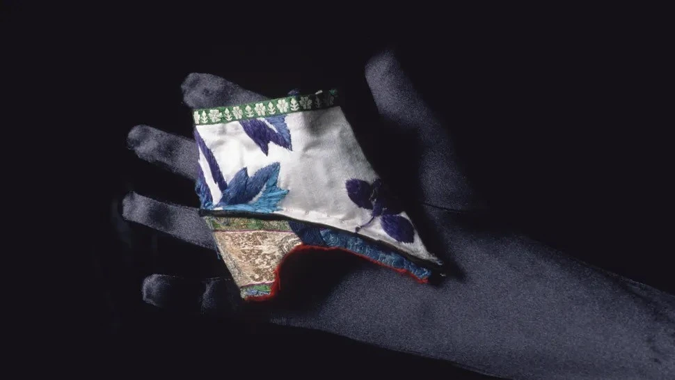 Loại giày siêu nhỏ, gắn với tập tục bó chân của phụ nữ Trung Quốc xưa